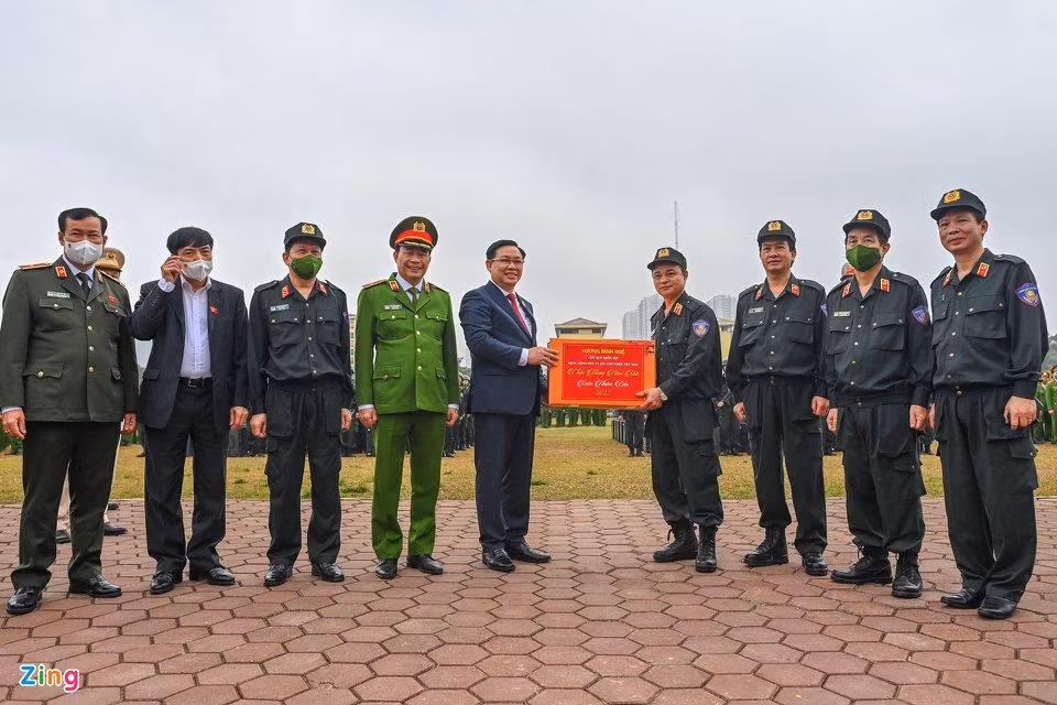Chủ tịch Quốc hội Vương Đình Huệ tặng quà Bộ Tư lệnh CSCĐ và mong muốn chú trọng chăm lo đời sống của cán bộ, chiến sĩ, đặc biệt là dịp Tết Nhâm Dần 2022. Chủ tịch Quốc hội Vương Đình Huệ tặng quà Bộ Tư lệnh CSCĐ và mong muốn chú trọng chăm lo đời sống của cán bộ, chiến sĩ, đặc biệt là dịp Tết Nhâm Dần 2022.