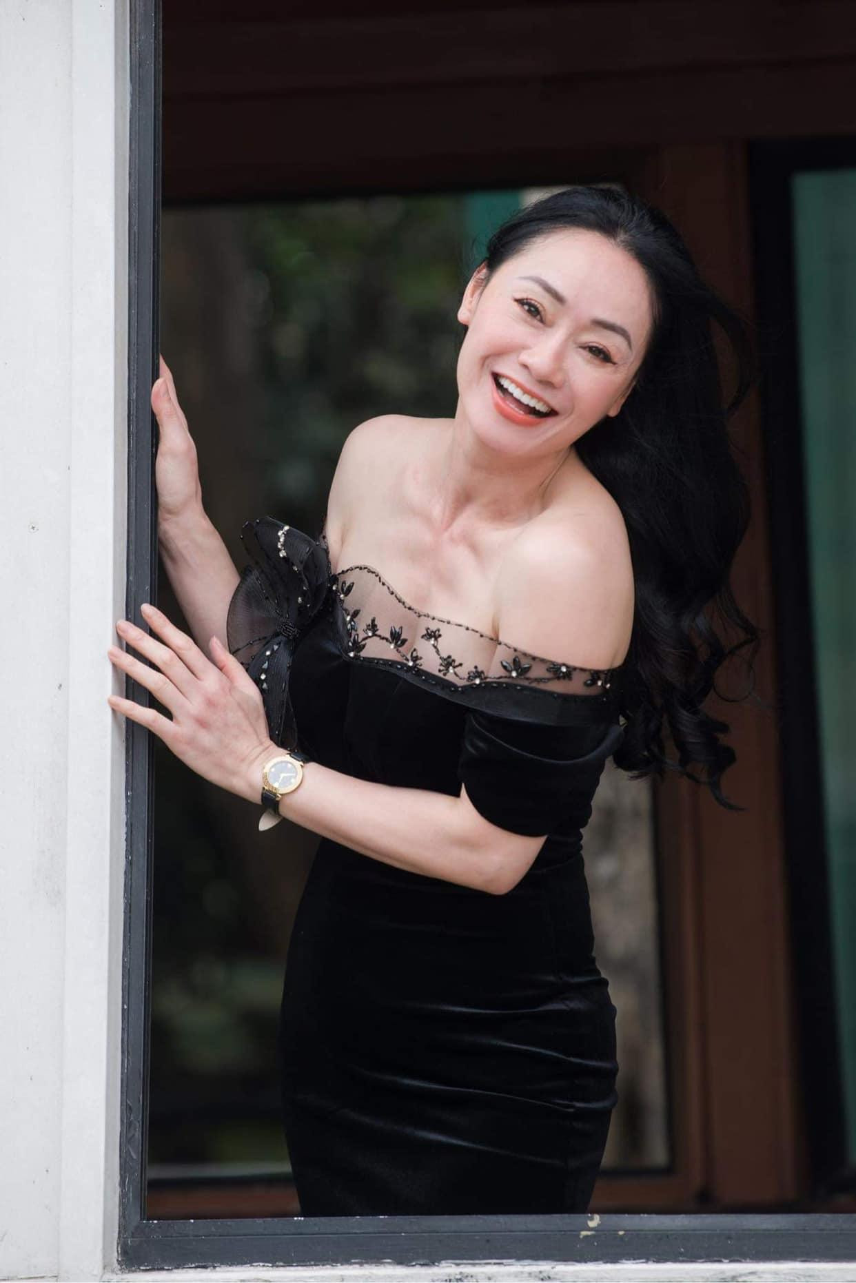 Dù đã bước sang tuổi 45 nhưng diễn viên Quách Thu Phương vẫn xinh đẹp và gợi cảm hết nấc. Cô sở hữu thân hình cân đối, không mỡ thừa.