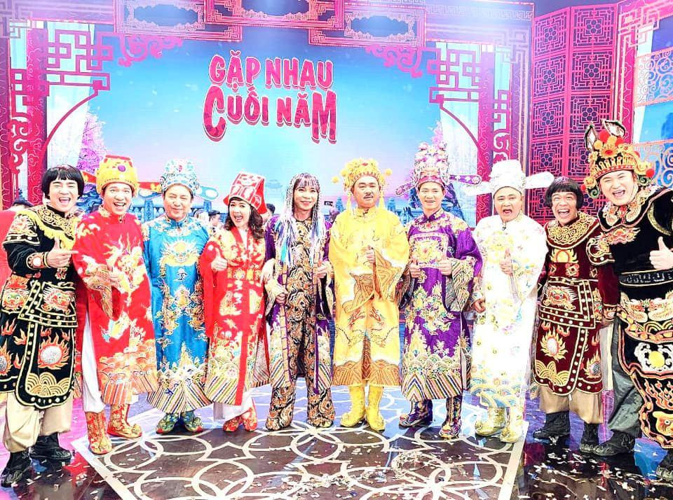 NSND Tự Long và dàn diễn viên quen thuộc của chương trình Táo quân. NSND Tự Long và dàn diễn viên quen thuộc của chương trình Táo quân.