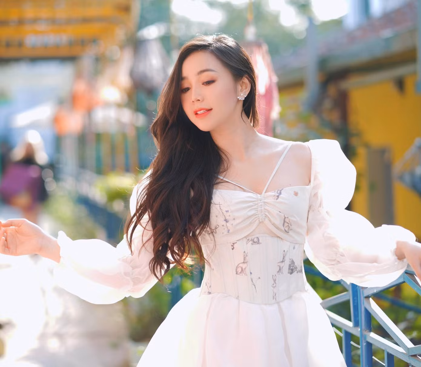 Chia sẻ với phóng viên Tiền phong, Quỳnh Kool nói: “Năm qua ắt hẳn là đã rất khó khăn với mọi người và cả thế giới nữa. Nhiều dự định của Quỳnh đều bị hoãn lại và lịch trình cũng vậy nhưng Quỳnh tin rằng, mọi thứ sẽ trở lại bình ổn như xưa. Mọi người hãy cố gắng giữ gìn sức khoẻ và tâm thái tích cực để đón chờ 1 năm mới rực rỡ hơn nhé”.
