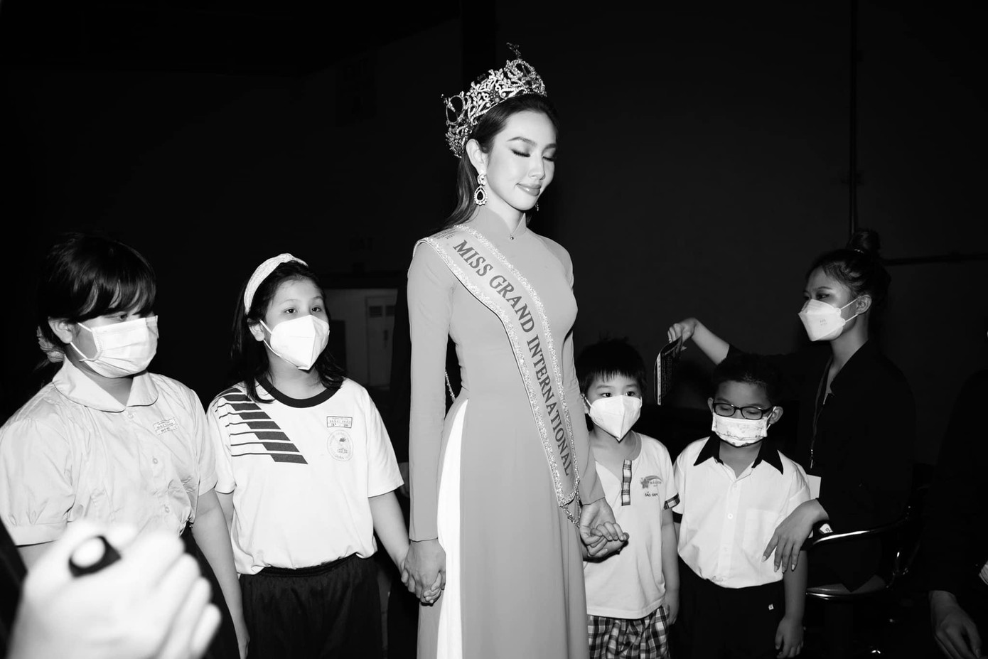 Nhận được sự chào đón của người hâm mộ nước nhà khi trở về, Thuỳ Tiên xúc động chia sẻ: “Chiến thắng này sẽ không trở nên vẻ vang và đầy tự hào nếu như không có sự ủng hộ từ những người đã luôn đứng bên cạnh Tiên cho đến thời điểm này. Tiên xin nhận hết những lời chúc mừng, những món quà, những cái ôm cũng như sự ủng hộ từ tất cả các bạn. Và Tiên sẽ không giữ riêng cho mình, mà sẽ lan toả tình yêu thương đó đến với tất cả những người xung quanh. Đặc biệt là những trẻ em, những người phụ nữ có phần thiệt thòi trong cuộc sống. Tiên sẽ có những dự án riêng để giúp đỡ cho mọi người trong thời gian tới”.