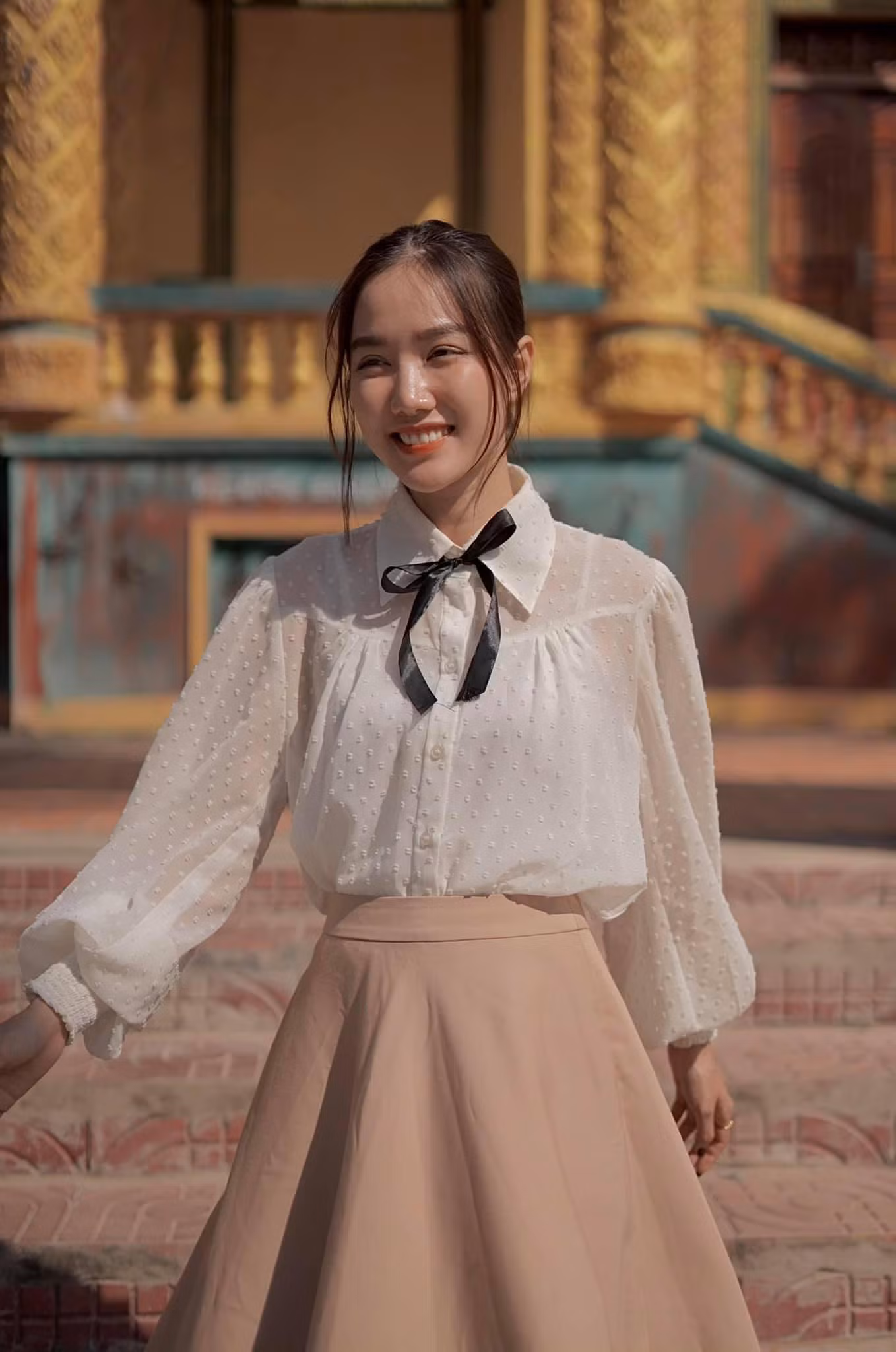 “Cuộc sống và công việc của Tuyết bị ảnh hưởng nhiều vì dịch bệnh nên không thể đóng phim cũng như đóng quảng cáo… Tuy nhiên, sự an toàn của cộng đồng và đẩy lùi dịch bệnh là ưu tiên hàng đầu. Cũng trong thời gian này, Tuyết học thêm được nhiều và tranh thủ nghiên cứu, đọc kịch bản kĩ lưỡng hơn. Hi vọng, dịch bệnh sớm được ngăn chặn để mọi người trở lại cuộc sống thường ngày”- Hồng Tuyết thổ lộ.