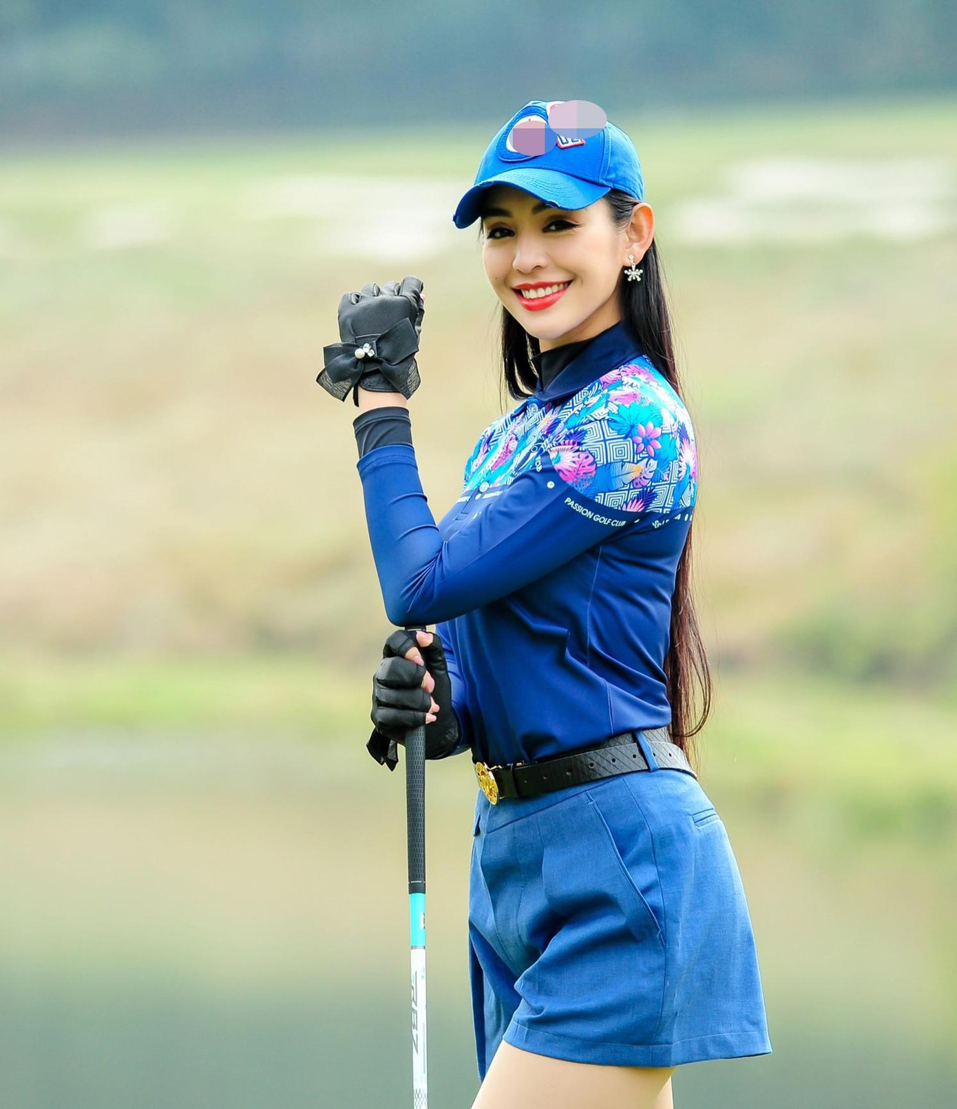 Thời trang sân golf ấn tượng của Thanh Tú.