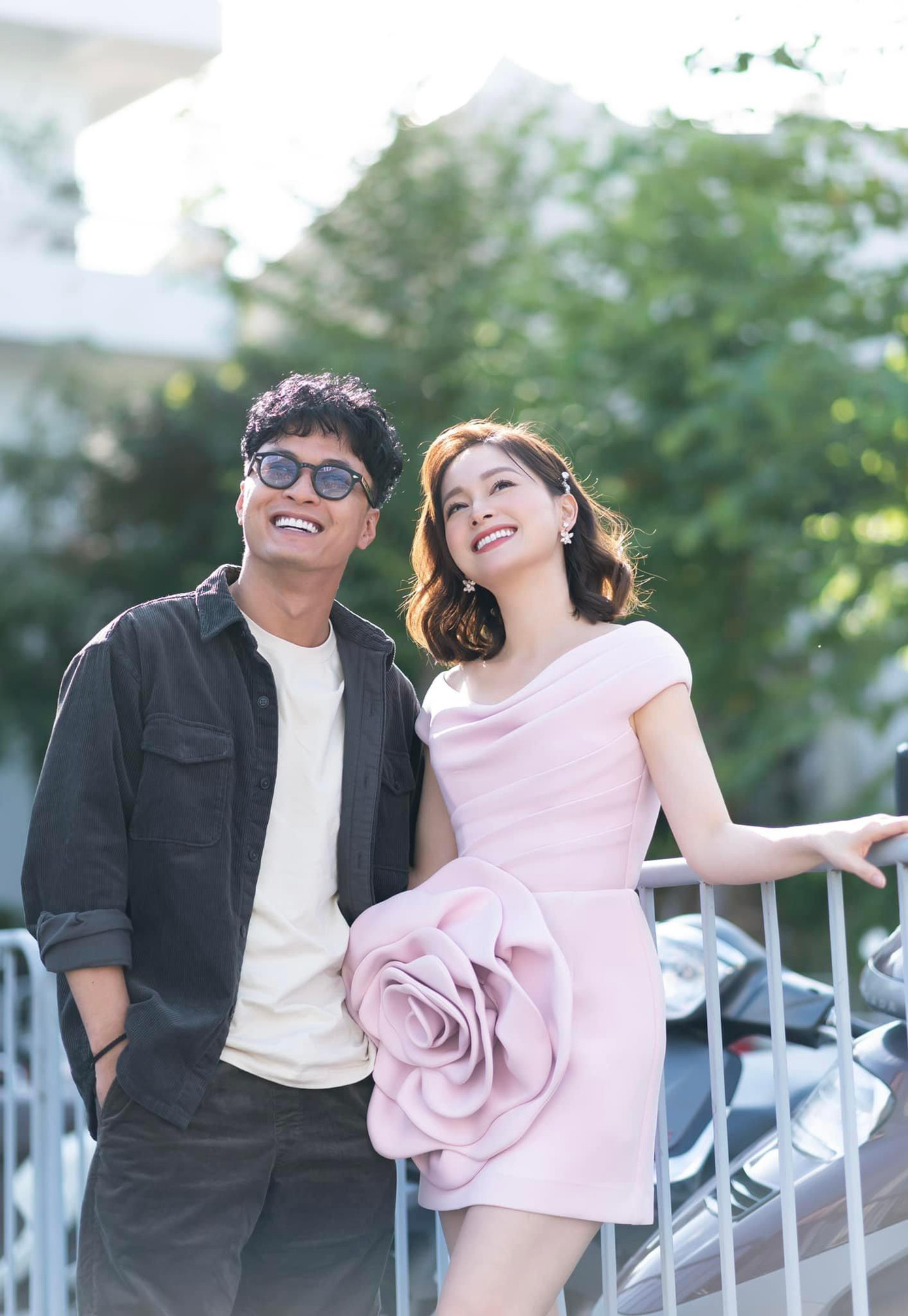 Trong phim, Lan Phương vào vai Vân Khánh, con gái của bà Nga (NSƯT Thanh Quý). Vân Khánh sớm kết hôn do “ăn cơm trước kẻng” nhưng cuộc sống của cô phải chịu nhiều vất vả, tủi hổ. Trong phim, Lan Phương vào vai Vân Khánh, con gái của bà Nga (NSƯT Thanh Quý). Vân Khánh sớm kết hôn do “ăn cơm trước kẻng” nhưng cuộc sống của cô phải chịu nhiều vất vả, tủi hổ.