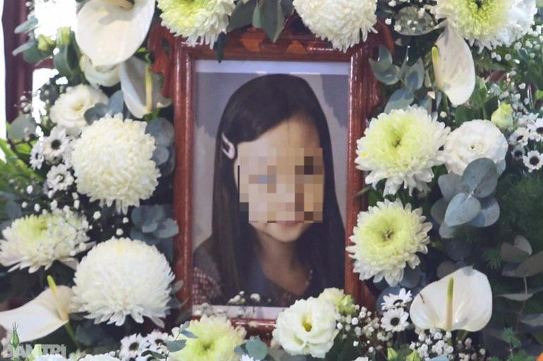 Bé gái chịu nhiều đau đớn tận cùng về thể xác và tinh thần vì bị bạo hành trước khi qua đời (Ảnh: Ip Thiên). Bé gái chịu nhiều đau đớn tận cùng về thể xác và tinh thần vì bị bạo hành trước khi qua đời (Ảnh: Ip Thiên).