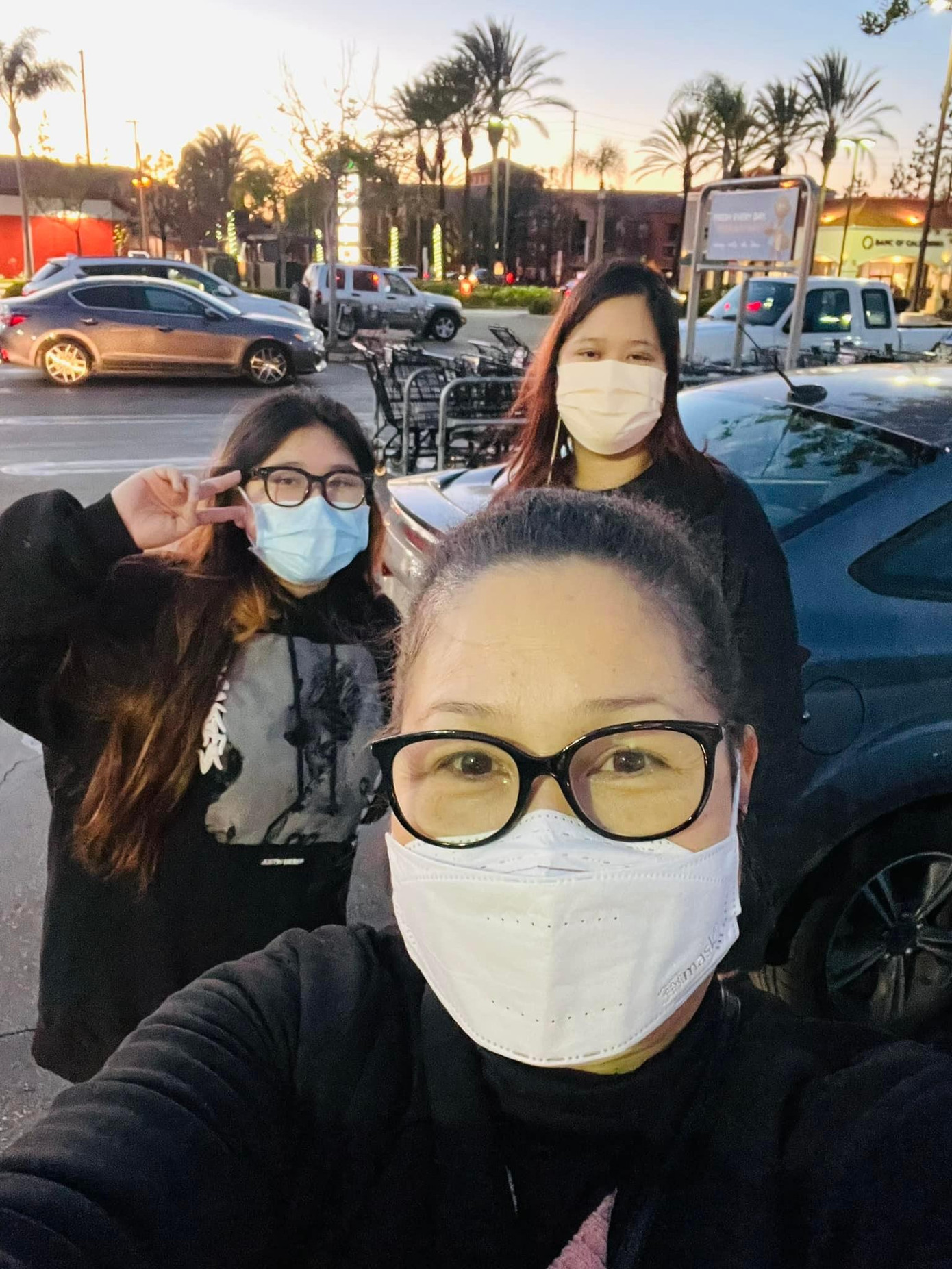 Cách đây không lâu, Hồng Vân sang Mỹ để chuẩn bị chào đón cháu ngoại. Được biết, Xí Ngầu - con gái đầu lòng của Hồng Vân đang mang thai ở tháng cuối và sinh con ở nước ngoài. Hồng Vân thường xuyên chia sẻ khoảnh khắc đoàn tụ với con gái và chuẩn bị đón Tết ở đây. “Đi đâu cũng tuân thủ 5K. Mọi người trên thế giới bây giờ chỉ thấy nhau 1/2 khuôn mặt. Vậy đi cho an toàn ha của để dành của mẹ”.