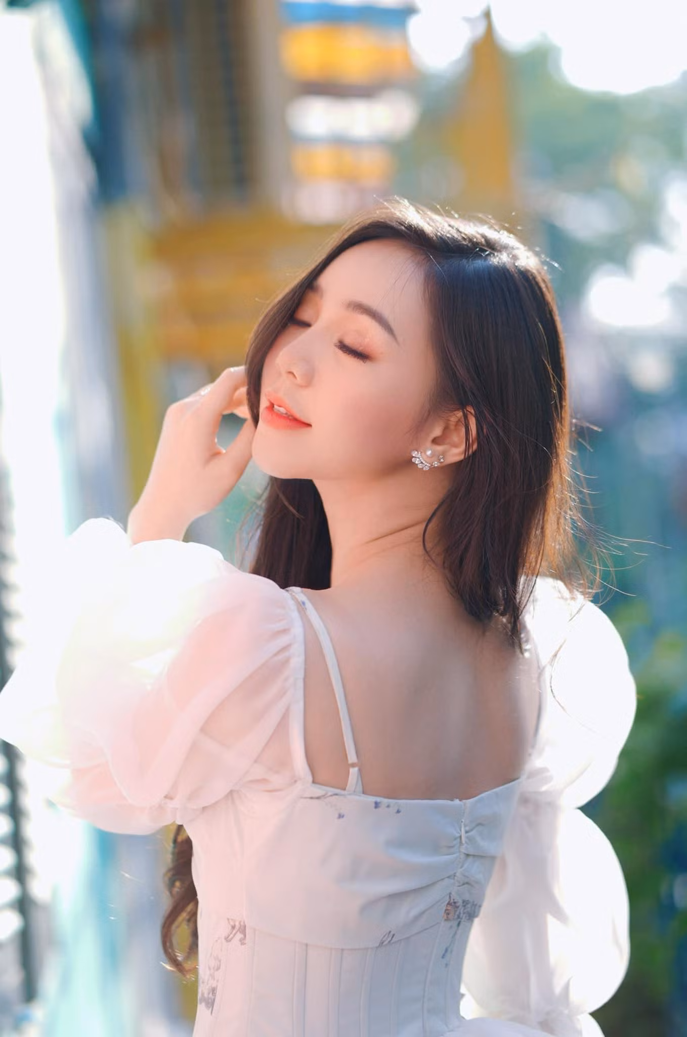 Quỳnh Kool sinh năm 1995, tên thật là Nguyễn Thị Quỳnh. Cô được đào tạo bài bản ở trường Đại học Sân khấu Điện ảnh. Quỳnh Kool gây ấn tượng ban đầu với những vai hotgirl trong Kem Xôi TV và Loa phường. Về sau, cô nàng khẳng định mình trong loạt phim truyền hình đình đám với khả năng diễn xuất đáng nể.