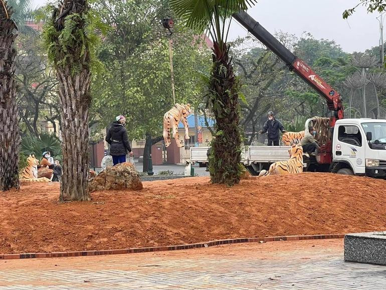 Tượng hổ được di dời đi sửa chữa sáng 16/1 (Ảnh: Nguyễn Tùng). Tượng hổ được di dời đi sửa chữa sáng 16/1 (Ảnh: Nguyễn Tùng).