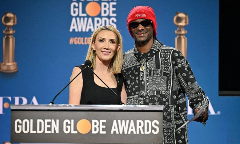 Chủ tịch Hiệp hội Báo chí nước ngoài ở Hollywood Helen Hoehne và Snoop Dogg tại Quả cầu Vàng 2021. Ảnh: Reuters. Su that sung cua Qua cau Vang anh 1