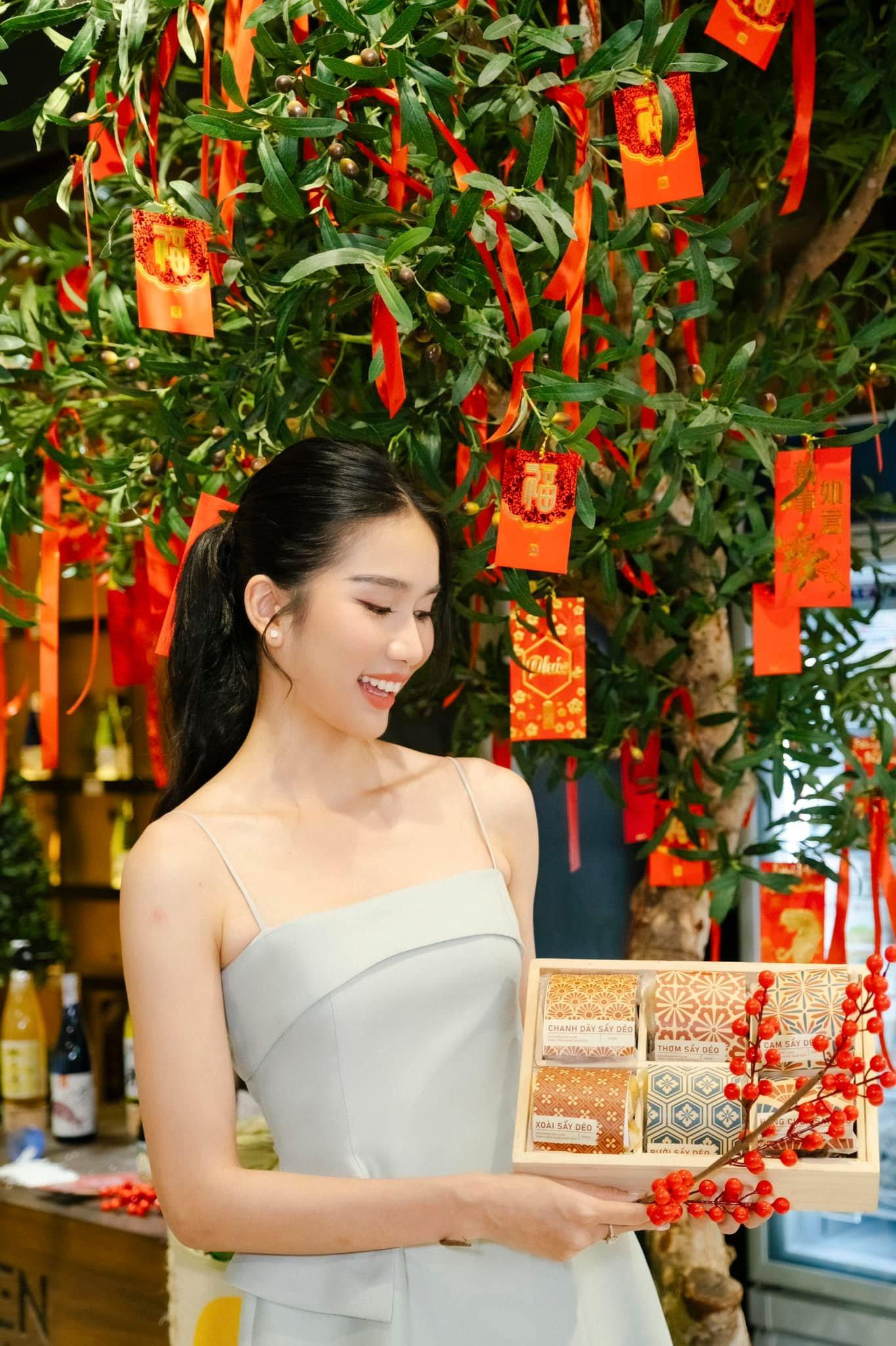 Á hậu Phương Anh quyến rũ đi sắm đồ Tết.