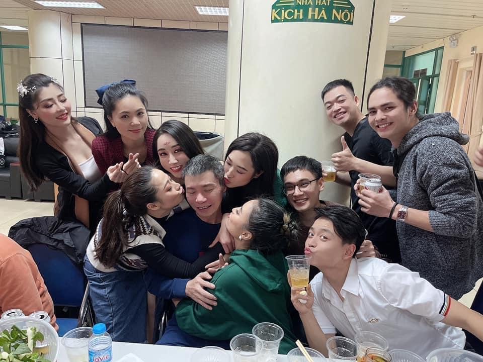 NSND Công Lý trong vòng tay của dàn diễn viên Nhà hát Kịch Hà Nội. NSND Công Lý trong vòng tay của dàn diễn viên Nhà hát Kịch Hà Nội.