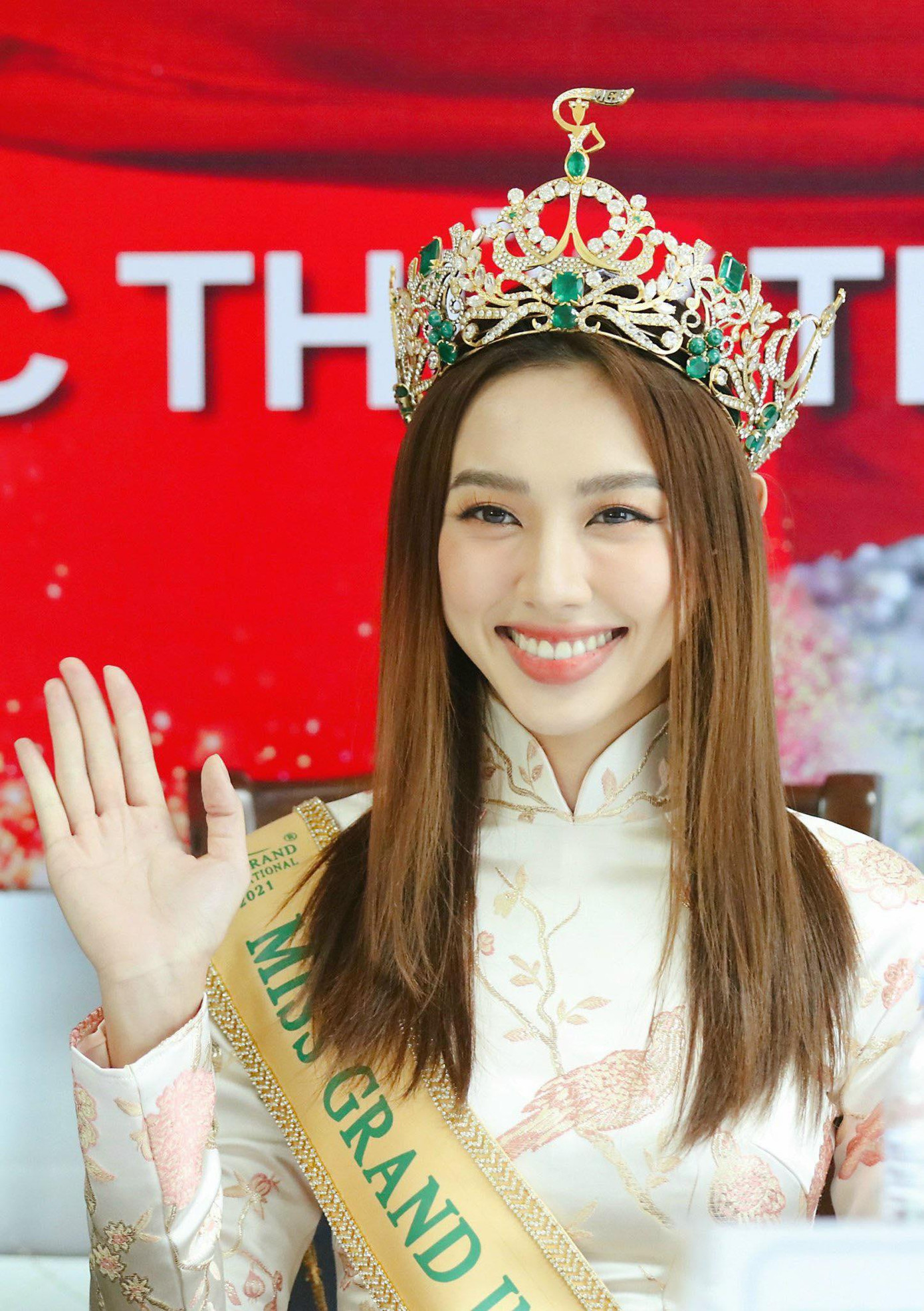 Sau gần 2 tháng lưu lại Thái Lan để hoàn thành sứ mệnh Tân Hoa hậu Hoà bình quốc tế, Nguyễn Thúc Thuỳ Tiên đã trở về Việt Nam trong vòng tay yêu thương của gia đình và người hâm mộ.