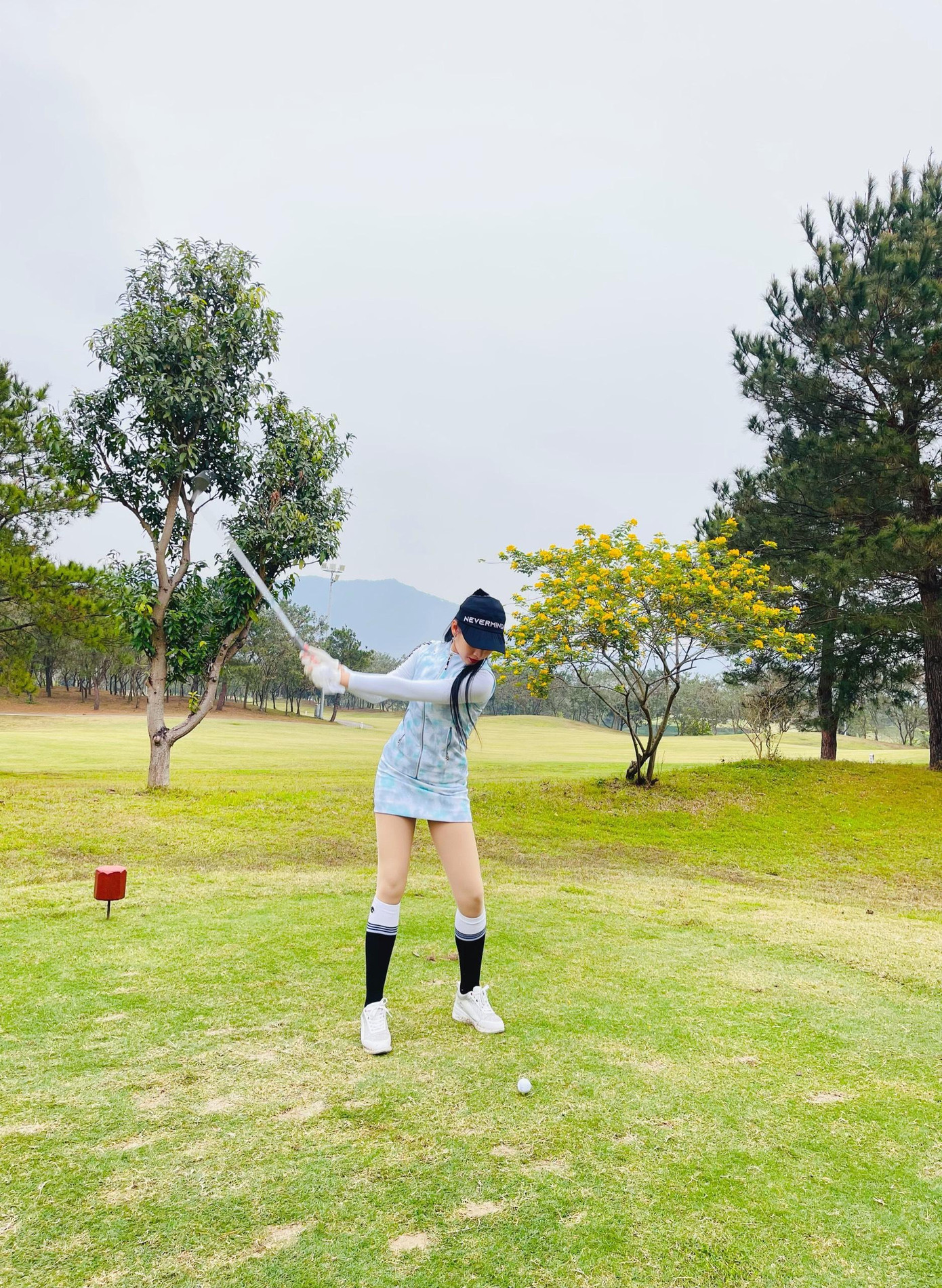 Nói về Golf, người đẹp Thanh Tú tâm sự: “Golf là bộ môn thể thao có lịch sử lâu đời và điều thu hút Tú nhất đó chính là thời trang golf. Nếu như trước đây các chị em khi lên sân thường mặc các trang phục khá rườm rà như váy dài, áo cánh kết hợp với các loại mũ rộng vành thì ngày nay trang phục golf đã gọn gàng và độc đáo với nhiều kiểu phong cách hơn”.