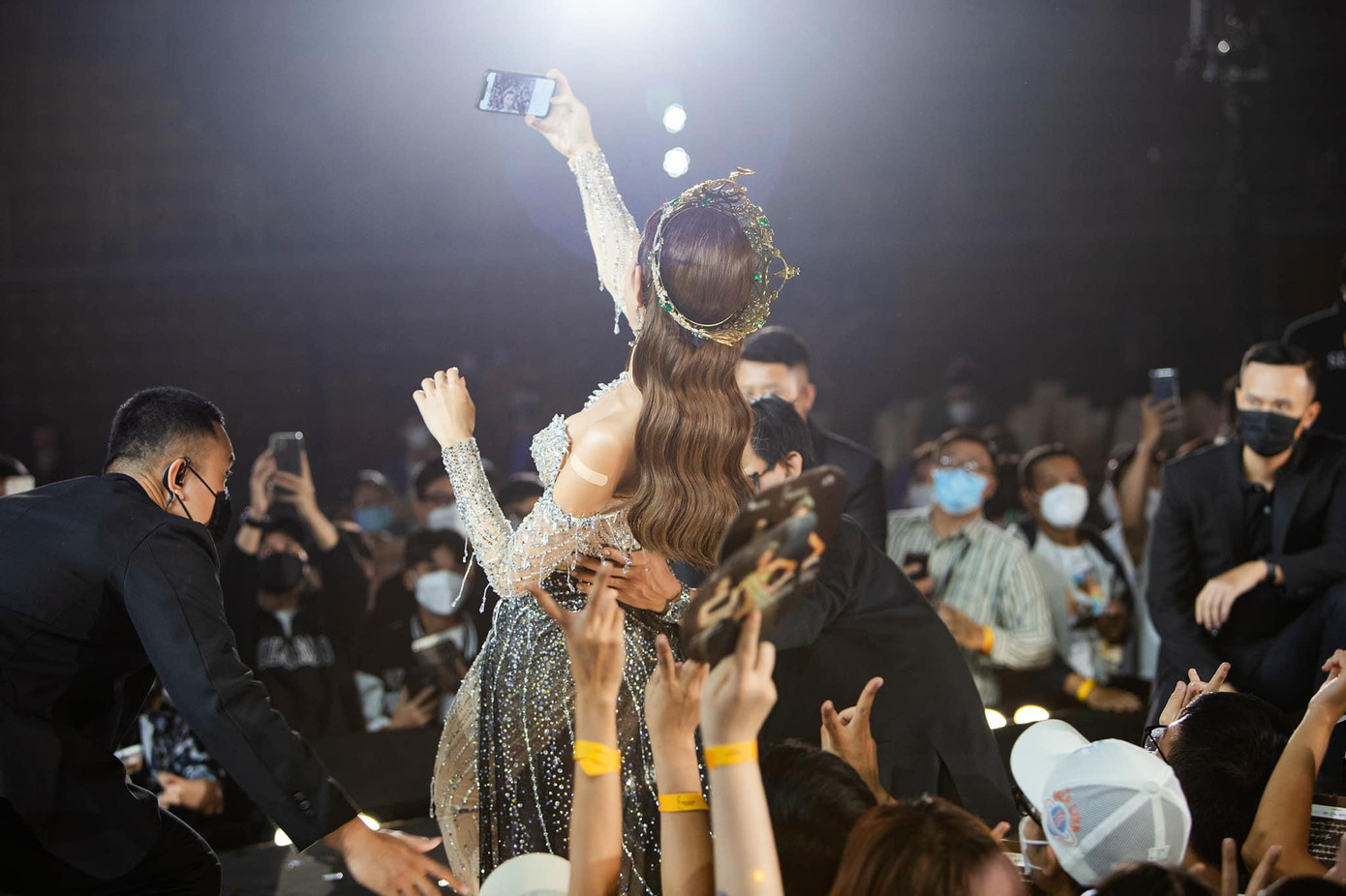 Hơn 1 tháng trên cương vị mới, Tân hoa hậu Hòa bình Quốc tế 2021 thường xuyên tham gia nhiều hoạt động, sự kiện nên đã bị sụt cân: “Tiên bị giảm 1-2kg cũng không đáng kể nhưng mặt của Tiên biểu hiện rất rõ”.