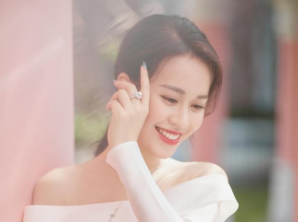 Chia sẻ với PV Tiền Phong, MC Mai Phương cho biết ông xã tương lai của mình không phải là đại gia. “Anh ấy cũng không làm trong lĩnh vực kinh doanh. Anh ấy đã tốt nghiệp tiến sĩ và theo con đường học vấn. Không hiểu tin đồn đó từ đâu ra nhưng ông xã của Phương đơn thuần là công chức nhà nước thôi chứ không phải doanh nhân hay đại gia gì cả”- Mai Phương nói.