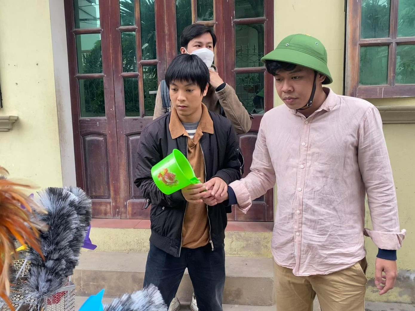 Thái Dương và Trung Ruồi trong phim "Bố ơi chạy đi".