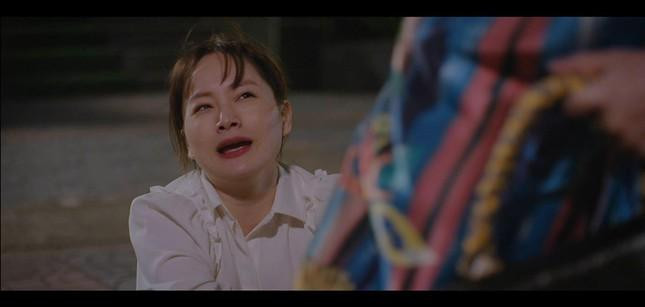 Mẹ chồng và mẹ đẻ luôn lấy việc Vân Khánh có bầu trước khi cưới để mắng nhiếc và chì chiết cô mỗi lần cãi vã. Trong khi đó, chồng của Khánh lại là người ham chơi, vô tư quá mức khiến cô luôn phải cáng đáng mọi việc trong nhà và chịu nhiều sự đả kích từ mẹ chồng. Mẹ chồng và mẹ đẻ luôn lấy việc Vân Khánh có bầu trước khi cưới để mắng nhiếc và chì chiết cô mỗi lần cãi vã. Trong khi đó, chồng của Khánh lại là người ham chơi, vô tư quá mức khiến cô luôn phải cáng đáng mọi việc trong nhà và chịu nhiều sự đả kích từ mẹ chồng.