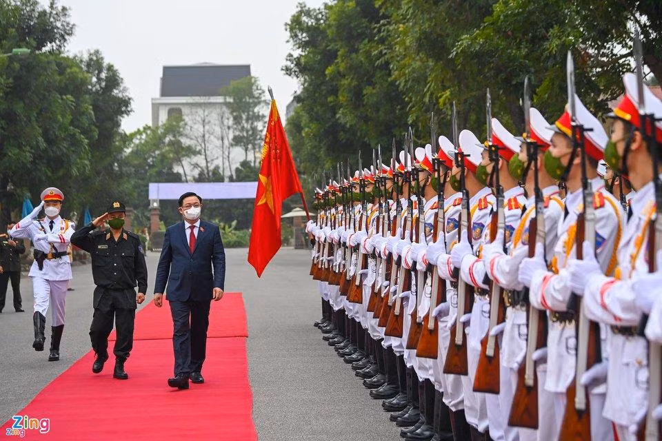 Sáng 27/1, Chủ tịch Quốc hội Vương Đình Huệ đến thăm, chúc Tết và kiểm tra công tác sẵn sàng chiến đấu của Bộ Tư lệnh Cảnh sát cơ động (CSCĐ). Trong ảnh, trung tướng Phạm Quốc Cương, Anh hùng Lực lượng vũ trang nhân dân, Tư lệnh CSCĐ cùng Chủ tịch Quốc hội duyệt đội danh dự. Sáng 27/1, Chủ tịch Quốc hội Vương Đình Huệ đến thăm, chúc Tết và kiểm tra công tác sẵn sàng chiến đấu của Bộ Tư lệnh Cảnh sát cơ động (CSCĐ). Trong ảnh, trung tướng Phạm Quốc Cương, Anh hùng Lực lượng vũ trang nhân dân, Tư lệnh CSCĐ cùng Chủ tịch Quốc hội duyệt đội danh dự.