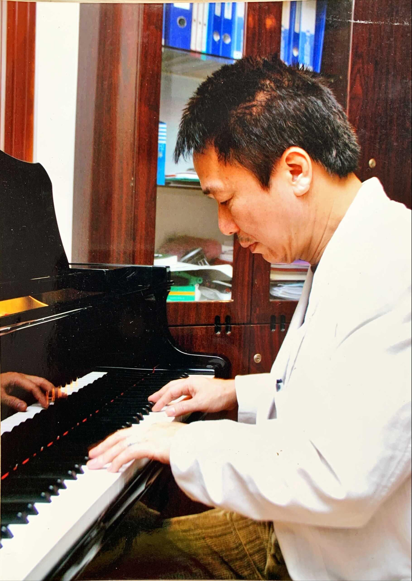 Trường phổ thơ của Phú Quang khá rộng. Như bài thơ Lời rêu của Nguyễn Thị Hoàng, sẽ không nhiều người biết nếu không đi vào âm nhạc Phú Quang: “Ngày mai ta bỏ đi/Trần gian xin trả lại/Đá tảng nào vô tri/Chết một đời rêu phong”. Ảnh: TƯ LIỆU DPV