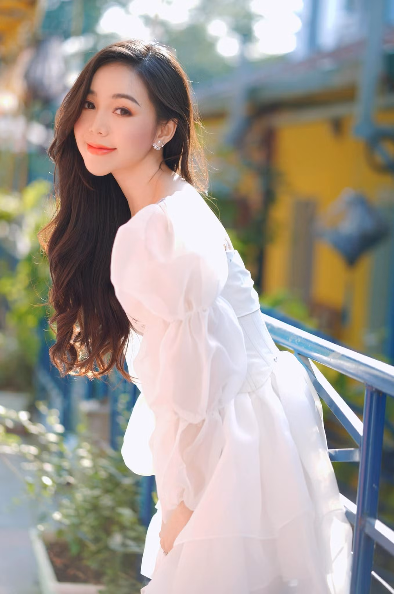 “Đẹp nhất màn ảnh Việt”; “Xinh đẹp lắm chị ơi”; “Xinh như búp bê vậy”; “Chị Quỳnh xinh như công chúa”; “Tiên nữ giáng trần”… là những mỹ từ mà khán giả dành cho Quỳnh Kool.