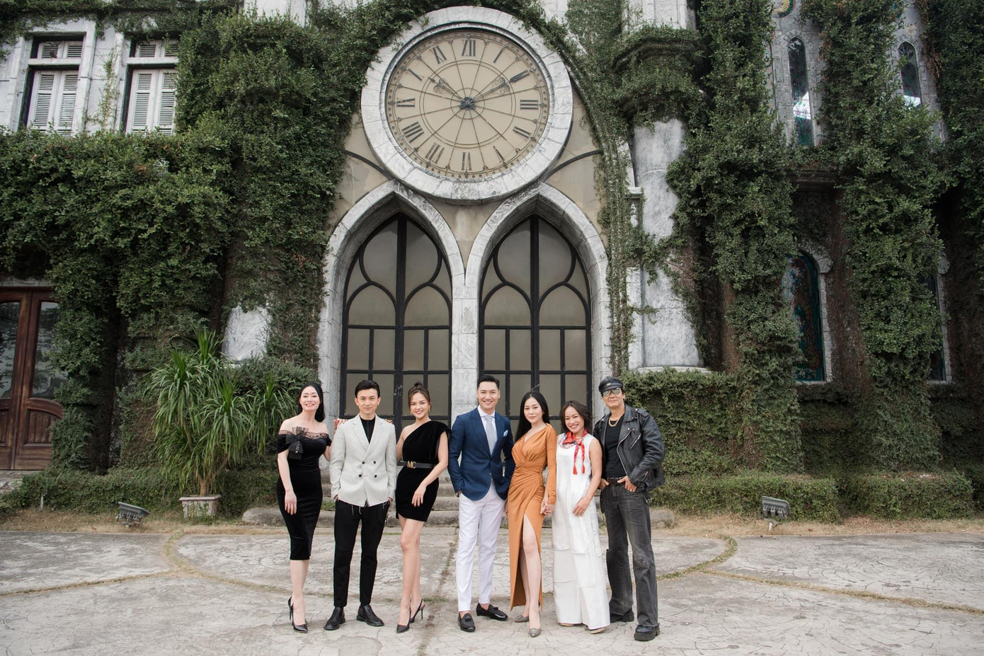 Mới đây, diễn viên Phương Oanh tung loạt ảnh hội ngộ dàn sao “Hương vị tình thân” cùng hậu trường chương trình Gặp gỡ diễn viên truyền hình.