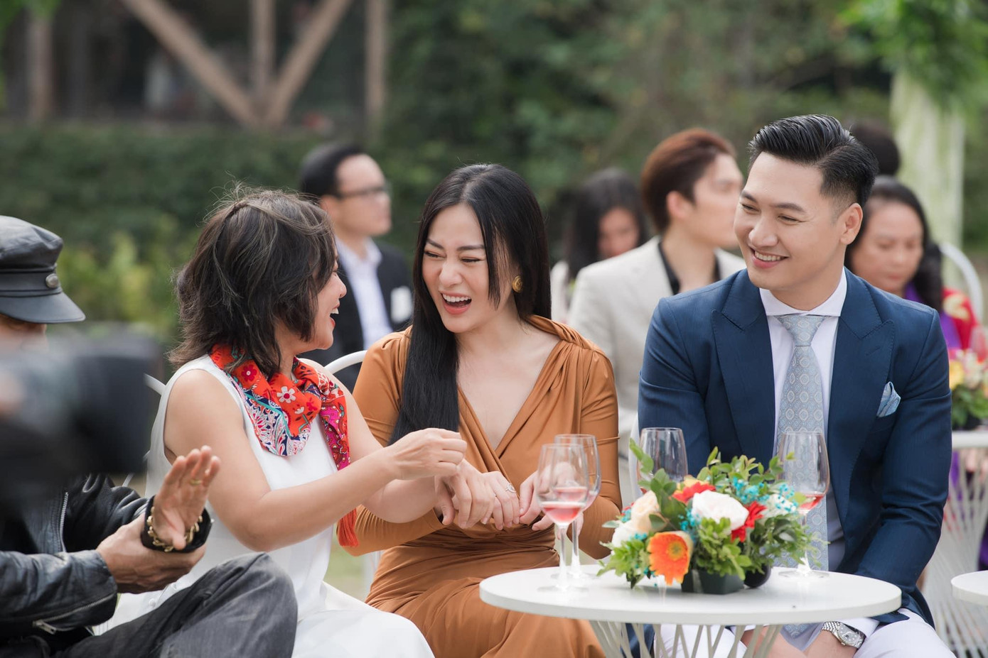 Phương Oanh diện váy vàng xẻ ngực sâu quyến rũ. Trong bộ phim “Hương vị tình thân”, Phương Oanh gây ấn tượng với vai Phương Nam. Từng lọt đề cử Diễn viên nữ ấn tượng nhưng Phương Oanh xin rút tên với lý do cá nhân.