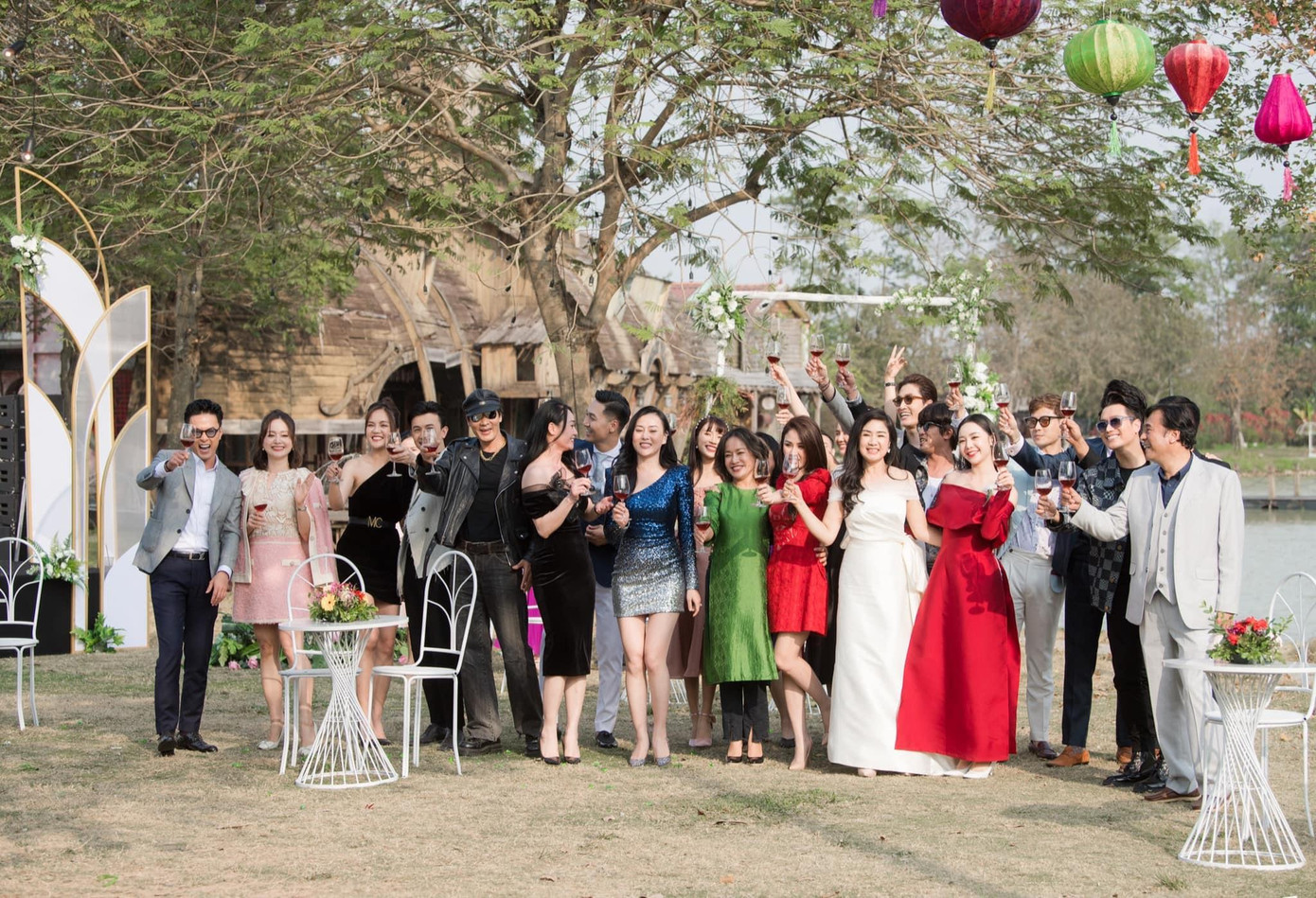 Gặp gỡ diễn viên truyền hình là chương trình được nhiều khán giả chờ đón, quy tụ hầu hết các diễn viên góp mặt trong những bộ phim đình đám nhất năm của VTV như Hướng dương ngược nắng, Hương vị tình thân, Thương ngày nắng về,...