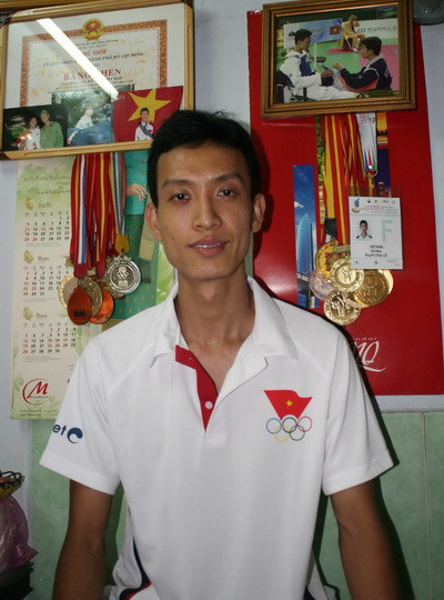 Châu đã 24 tuổi, không còn được xếp vào lớp VĐV triển vọng để đầu tư . Châu đã 24 tuổi, không còn được xếp vào lớp VĐV triển vọng để đầu tư