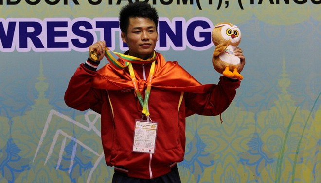 Đô vật Đới Đăng Tiến và tấm HCV 
