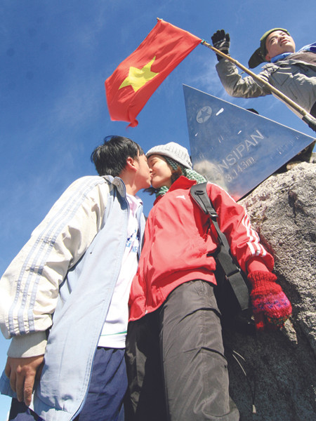 Nụ hôn cao nhất Đông Dương của Xuân Thịnh - Thu An. Ảnh: Xuân Tùng