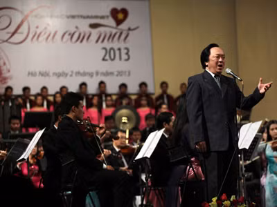 NSND Trung Kiên biểu diễn tại hòa nhạc VietNamNet Điều còn mãi 2013