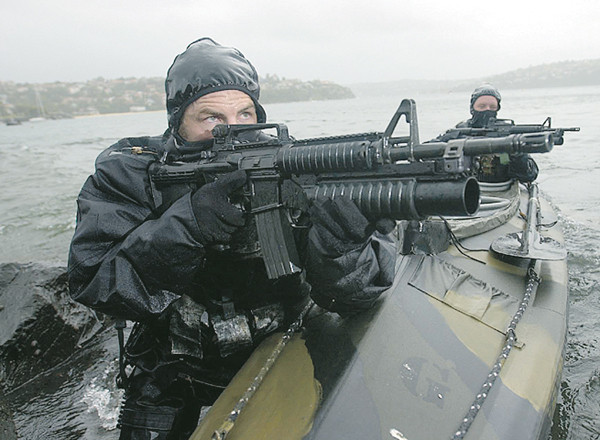 Kayak đôi, mặc dù khá "low-tech", nhưng vẫn được sử dụng rộng rãi vì tính gọn nhẹ và bí mật. Kayak đôi, mặc dù khá