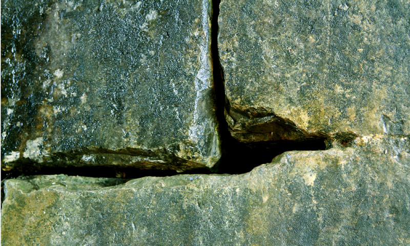 Theo thời gian, một số kẽ ghép giữa hai phiến đá rộng ra, càng chứng tỏ công trình không dùng vật liệu gắn kết