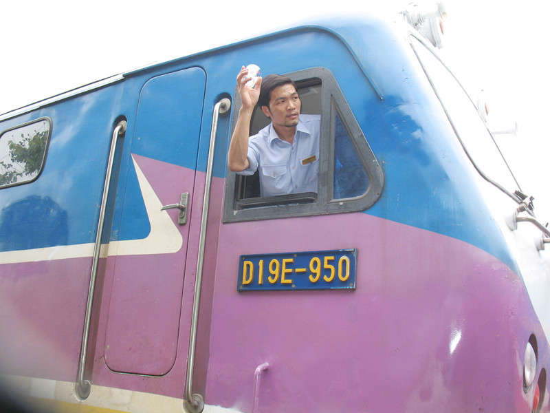 Ngay cả cốc uống nước cũng được dùng để cảnh báo những người lơ đãng. Ảnh: Đình Lương. Ngay cả cốc uống nước cũng được dùng để cảnh báo những người lơ đãng. Ảnh: Đình Lương