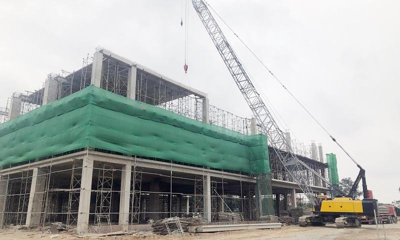 Đã quá thời hạn nhưng đến nay Công ty CP Việt Phương vẫn không xuất trình giấy phép xây dựng và giấy phép điều chỉnh nhưng phần công trình không phép, sai phép vẫn chưa bị tháo dỡ theo quy định. Đã quá thời hạn nhưng đến nay Công ty CP Việt Phương vẫn không xuất trình giấy phép xây dựng và giấy phép điều chỉnh nhưng phần công trình không phép, sai phép vẫn chưa bị tháo dỡ theo quy định.