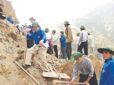 Anh Hoàng Bình Quân lao động cùng thanh niên tình nguyện tại Yên Bái năm 2004. Ảnh: Hồng Vĩnh. Anh Hoàng Bình Quân lao động cùng thanh niên tình nguyện tại Yên Bái năm 2004 Ảnh: Hồng Vĩnh