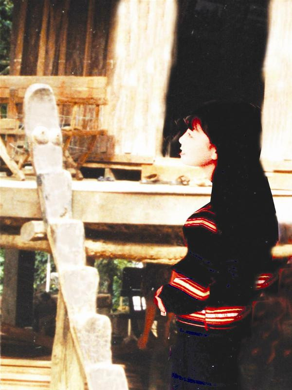 Đôi vú được khắc trên cầu thang. Ảnh: Kim Anh