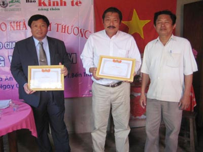  Ông Nguyễn Hữu Nam (đứng giữa) được biết đến với phân bón sinh học WEHG Ông Nguyễn Hữu Nam (đứng giữa) được biết đến với phân bón sinh học WEHG