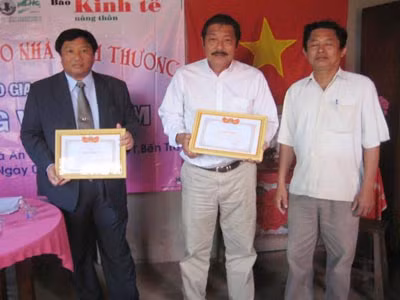  Ông Nguyễn Hữu Nam (đứng giữa) được biết đến với phân bón sinh học WEHG Ông Nguyễn Hữu Nam (đứng giữa) được biết đến với phân bón sinh học WEHG