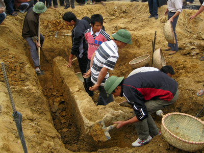 Quang cảnh khai lộ chiếc quách ngày 19-12-2009