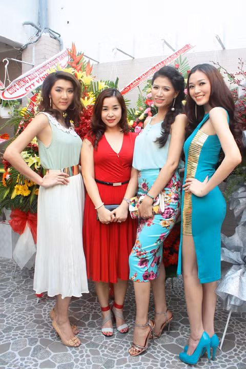 Ngọc Quyên, Trang Trần và Khánh My xúng xính váy áo đến chúc mừng vợ cố đạo diễn Huỳnh Phúc Điền - chị Hải Anh (váy đỏ) mở spa mới