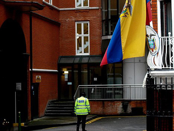 Cảnh sát túc trực trước cổng đại sứ quán Ecuador, nơi Assange đang lánh nạn. Cảnh sát túc trực trước cổng đại sứ quán Ecuador, nơi Assange đang lánh nạn