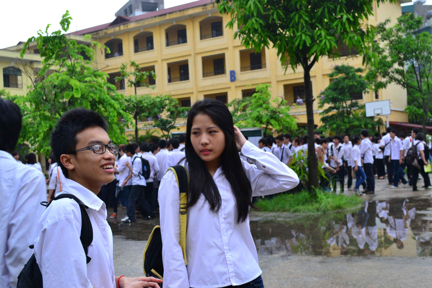 Hỏi đáp nhau ngay tại sân trường