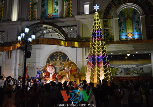 Các trung tâm thương mại cũng được trang trí đẹp mắt. Các trung tâm thương mại cũng được trang trí đẹp mắt