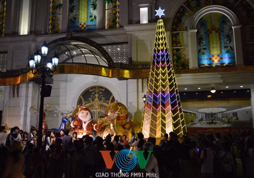 Các trung tâm thương mại cũng được trang trí đẹp mắt. Các trung tâm thương mại cũng được trang trí đẹp mắt