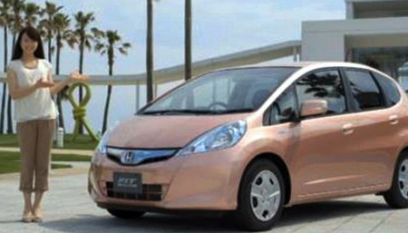 Ngoại thất xe đậm chất nữ tính với màu hồng dễ thương và nhiều phụ kiện cùng tông như ghế, vô lăng, thảm sàn, cũng như lớp kim loại mạ màu hồng quanh hộp số và màn hình hiển thị