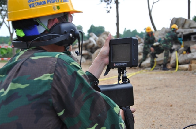 Công cuộc tìm kiếm người bị nạn vẫn tiếp tục, với sự hỗ trợ của nhiều máy móc hiện đại 