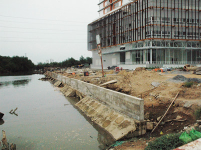 Cao ốc mọc trên kênh. Ảnh: T.N.A 