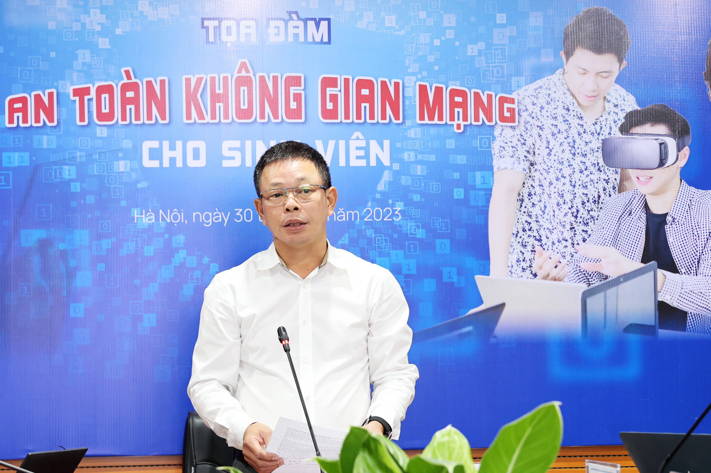 Nhà báo Phùng Công Sưởng, Phó tổng biên tập Báo Tiền Phong Nhà báo Phùng Công Sưởng, Phó tổng biên tập Báo Tiền Phong