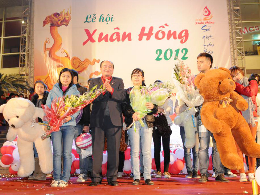 Cuối chương trình, ban tổ chức đã chọn ra năm cặp đôi có số lần hiến máu ấn tượng và hai người hiến máu thứ 5000, 6000 để trao thưởng